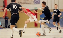 Im Halbfinale der Futsal-Kreismeisterschaft scheiterte Gastgeber FSV Saulheim (l. Christian Kröhl, r. Daniel Weyl) nach torlosen zwölf Minuten im Halbfinale an HNK Croatia Mainz (Mitte: Ante Zivko) im Sechsmeterschießen.