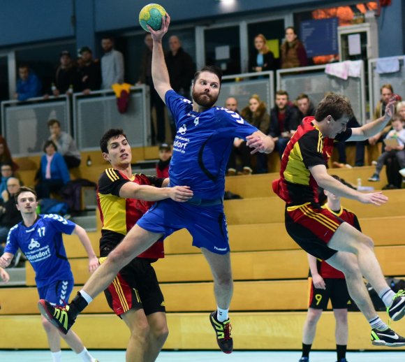 Zu Beginn der Schlussphase hatte Jens Marchlewitz starke Szenen und half entscheidend, die Aufholjagd der Alzeyer abzuwehren. Ein Doppelpack des Kreisläufers leitete den entscheidenden 6:0-Lauf ein.