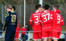 Zweimal durften sich die 05er über eigene Treffer freuen; soeben hatte Julian Derstroff das 1:0 erzielt. Frederik Lassas (l.) glich wenig später aus.