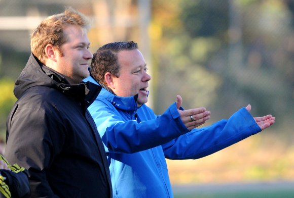 Kein Grund, vorzeitig aufzugeben: Seine TSG Bretzenheim 46 hat für Trainer Timo Schmidt (r.) durchaus reelle Chacnen, in den verbleibenden 13 Spielen den Rückstand auf die rettenden Plätze wettzumachen.