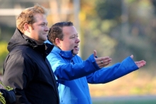 Kein Grund, vorzeitig aufzugeben: Seine TSG Bretzenheim 46 hat für Trainer Timo Schmidt (r.) durchaus reelle Chacnen, in den verbleibenden 13 Spielen den Rückstand auf die rettenden Plätze wettzumachen.
