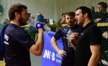 Knackiges Auftaktprogramm: Janis Stenner (l.) und Moritz Rauch (M.), hier mit Trainer Marco Rossmann, treffen in Ginsheim zunächst auf Topfavorit RSV Krofdorf.