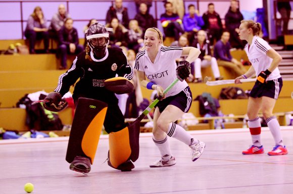 Der Ball ist weg: Im Heimspiel gegen den 1. Hanauer THC ergaben sich bei der 2:3-Heimniederlage viel zu wenige Torchancen. Hier kommt Amelie Neumann-Kleinpaul nicht zum Abschluss.