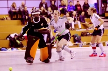 Der Ball ist weg: Im Heimspiel gegen den 1. Hanauer THC ergaben sich bei der 2:3-Heimniederlage viel zu wenige Torchancen. Hier kommt Amelie Neumann-Kleinpaul nicht zum Abschluss.