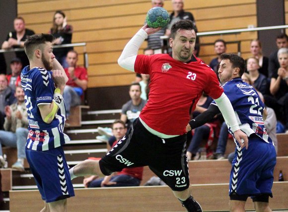 Der Kastellauner Spielertrainer Mirza Cehajic, hier beim Hinspiel in Budenheim gegen Timo Borsch (l.) und Patrick Höppner, ist beim Aufsteiger inzwischen zu dem Führungsspieler geworden, den die Hunsrücker sich in ihm erhofft hatten. Beim Rückspiel müssen die Sportfreunde Budenheim sich auf einen noch stärkeren Widerstand als beim Saisondebüt einstellen.