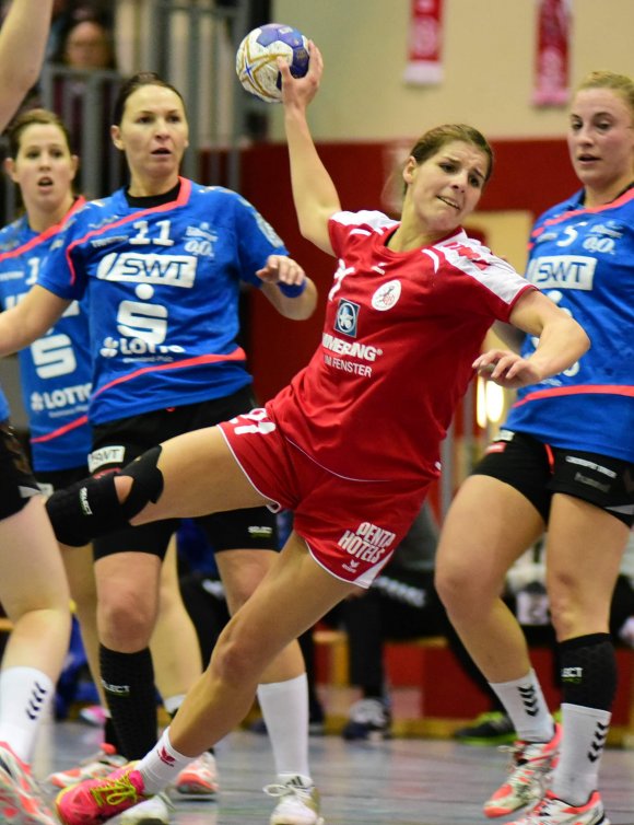 Im jüngsten Heimspiel musste Kreisläuferin Katharina Wagner 60 MInuten lang zuschauen, nun war sie in Nürtingen wieder gefordert und unterstützte das variabele Angriffsspiel ihrer Mannschaft.