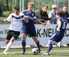 Tevin Claude (l.) sieht sich an der rechten Außenbahn zwei Herxheimer Gegenspielern gegenüber. Da war der Ball weg.