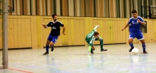 So einfach geht das: Ilias Soultani hat SVG-Torwart Fabio Milicia umkurvt und das leere Tor vor sich. Einer von neun Treffern des TSV Schott im Endspiel des Bodenheimer Fußball-Hallenturniers.