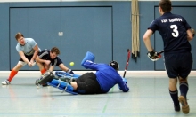 Mats Klippert (2.v.l.) und Torwart Julius Knab können auch gemeinsam nicht den schnellen Rückstand nach der Pause verhindern.