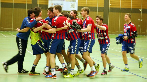 Der Jubel zeigte, wie erlösend das Ende der Niederlagenserie wirkte: Siebenmeterschütze Johannes Sturm (3.v.l.) lässt sich von den Mannschaftskameraden feiern.