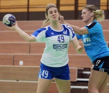 Sieht so aus, als wäre Leonie Becker hier knapp einer Watschn durch die Osthofenerin Lisa Wolff entgangen. Die Rückraumschützin blieb gegen den Tabellenführer ohne Torerfolg - ein Grund dafür, dass es der FSG Mainz 05/Budenheim III nicht ganz gelang, dem Tabellenführer zu folgen.