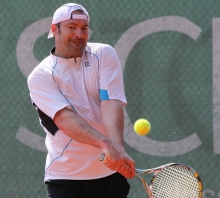 Klar überlegen: Florian Marquardts 7:6, 6:1-Einzelsieg gehörte beim Saisonauftakt der Schott-II-Herren in der Verbandsliga schon zu den spannenderen Spielen.
