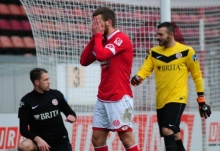 Lucas Höler kann's nicht fassen: Der Ball, den er eben an Torwart Markus Kolke vorbeigespitzelt hat, ist vom Innenpfosten wieder ins Feld gesprungen.