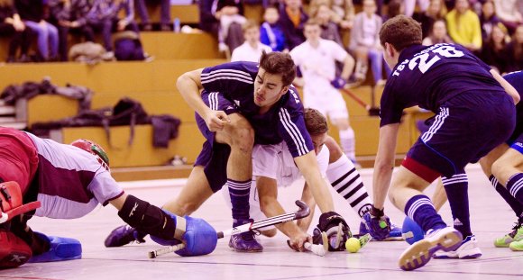 Schwer was los vor dem Gästetor: Beim ersten Auftritt des Doppelheimspieltags erarbeitete der TSV Schott (Mitte: Max Ankner, r. Max Dürkopp) sich reichlich Chancen.