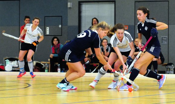 Für ihre harte Abwehrarbeit ist die HG Nürnberg (blaue Trikots) in der Liga bekannt. Der Ballverlust, der Michelle May (Mitte) vor dem 0:1 unterlief, war allerdings mehr ein kleiner Aussetzer, denn vom Gegner erzwungen.