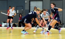 Für ihre harte Abwehrarbeit ist die HG Nürnberg (blaue Trikots) in der Liga bekannt. Der Ballverlust, der Michelle May (Mitte) vor dem 0:1 unterlief, war allerdings mehr ein kleiner Aussetzer, denn vom Gegner erzwungen.