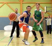 Fabian Paetsch (r., gegen Philipp Moßmann) war mit 27 Punkten der beste Schütze im Oberligaderby.