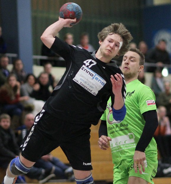 HCG-Mittespieler Johannes Platten hat Manuel Cappel hinter sich gelassen und kommt zum Abschluss. Die Gonsenheimer sicherten sich bei der Revanche des gewonnenen Nachbarschaftsduells mit den Sportfreunden Budenheim II die Saisonpunkte drei und vier gegen den bisherigen Verfolger.