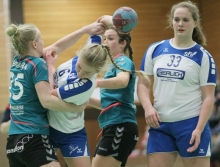 Theresa Horstmann wird von Jasmin Weber (l.) daran gehindert, die Bodenheimer Abwehr zu durchdringen. Ihre Teamkollegin Dorina Nahm schaut interessiert zu.