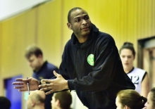 Ist auf dem besten Weg, mit seiner Mannschaft die Oberliga zu halten: SCL-Trainer Jerry Otshumbe.