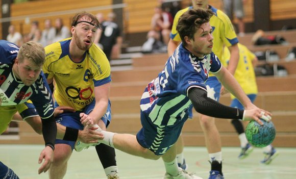 Bei der Saisonvorbereitung, beim eigenen Bericap Senior Cup, hatten die Sportfreunde Budenheim die HSG Rhein-Nahe (l. Martin Schieke) zuletzt in der Waldsporthalle zu Gast. Lukas Nagel kommt beim 12:10-Sieg über die HSG im ersten Turnierspiel zum Abschluss.