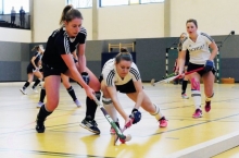 Im letzten Hallenrundenheimspiel gegen den Vorletzten Wacker München geht es für Sophie Dilchert (Mitte) und den TSV Schott vor allem darum, den dritten Platz gegenüber Tabellennachbar TG Frankenthal zu verteidigen. Jana Bayer (r.) muss allerdings erneut verletzungsbedingt aussetzen.