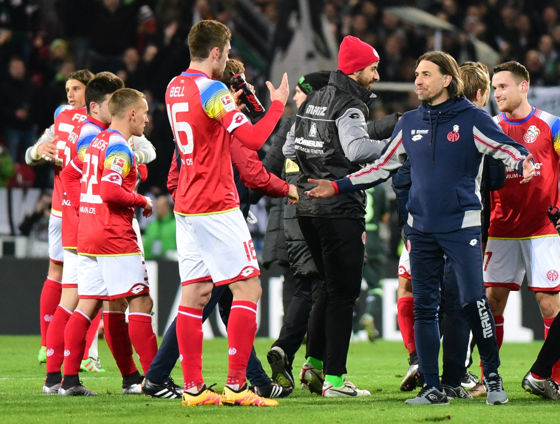 Na also, geht doch! Trainer Martin Schmidt freut sich mit seinem Abwehrchef Stefan Bell über den ersten Sieg seit Anfang Dezember.