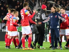 Na also, geht doch! Trainer Martin Schmidt freut sich mit seinem Abwehrchef Stefan Bell über den ersten Sieg seit Anfang Dezember.