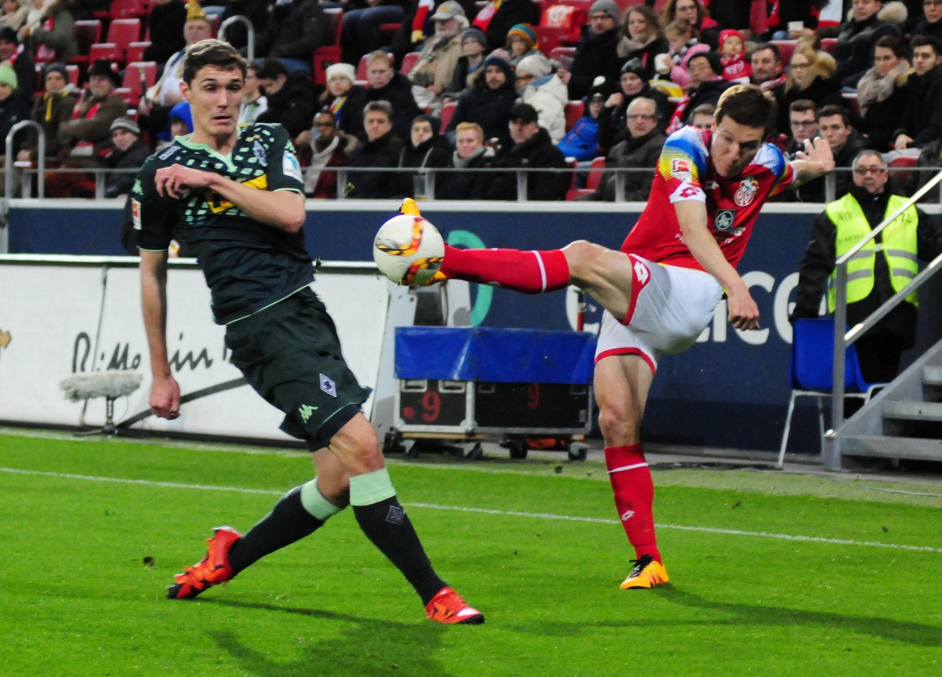 Linksverteidiger Gaetan Bussmann stand bei der klarsten Gladbacher Chance goldrichtig auf der Linie und half so entscheidend mit, die Führung zu retten.