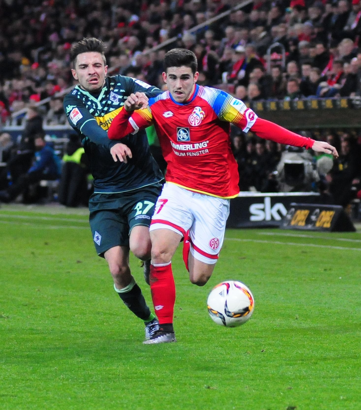 Sehr quirlig, ein Aktivposten auf der linken Seite war vor allem in der ersten Halbzeit Jairo (r.), hier im Laufduell mit Borussia-Rechtsverteidiger Julian Korb.