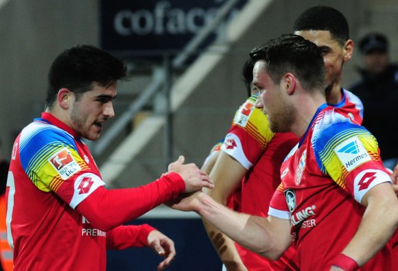 Die Siegmacher: Torschütze Christian Clemens (r.) und Vorlagengeber Jairo beglückwünschen sich nach dem Treffer des Tages gegenseitig.