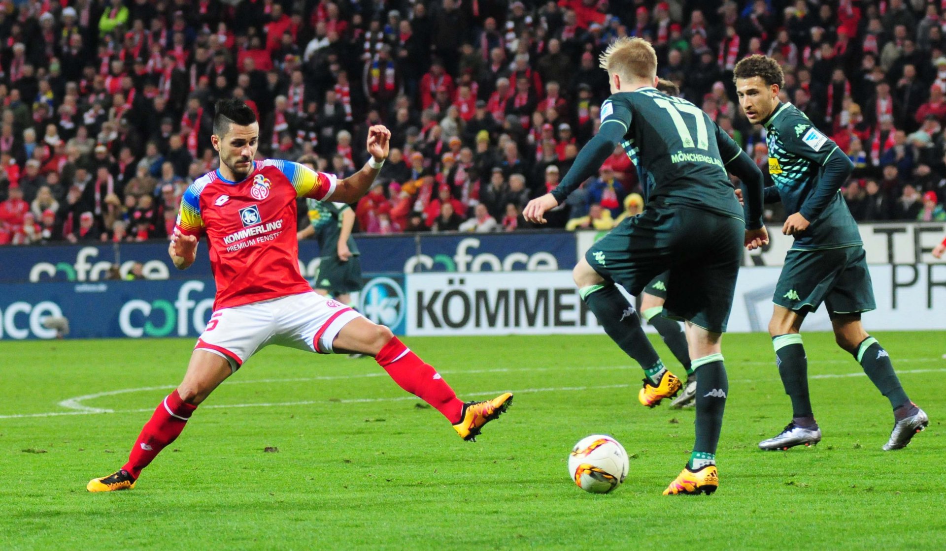 Danny Latza (l.) und Kapitän Julian Baumgartlinger beteiligten sich mit viel Engagement im Zweikampf am Verhindern Gladbacher Chancen. Am Ende der ersten Halbzeit agierte das Sechserduo nach dem Geschmack von Trainer Martin Schmidt etwas zu offensiv.
