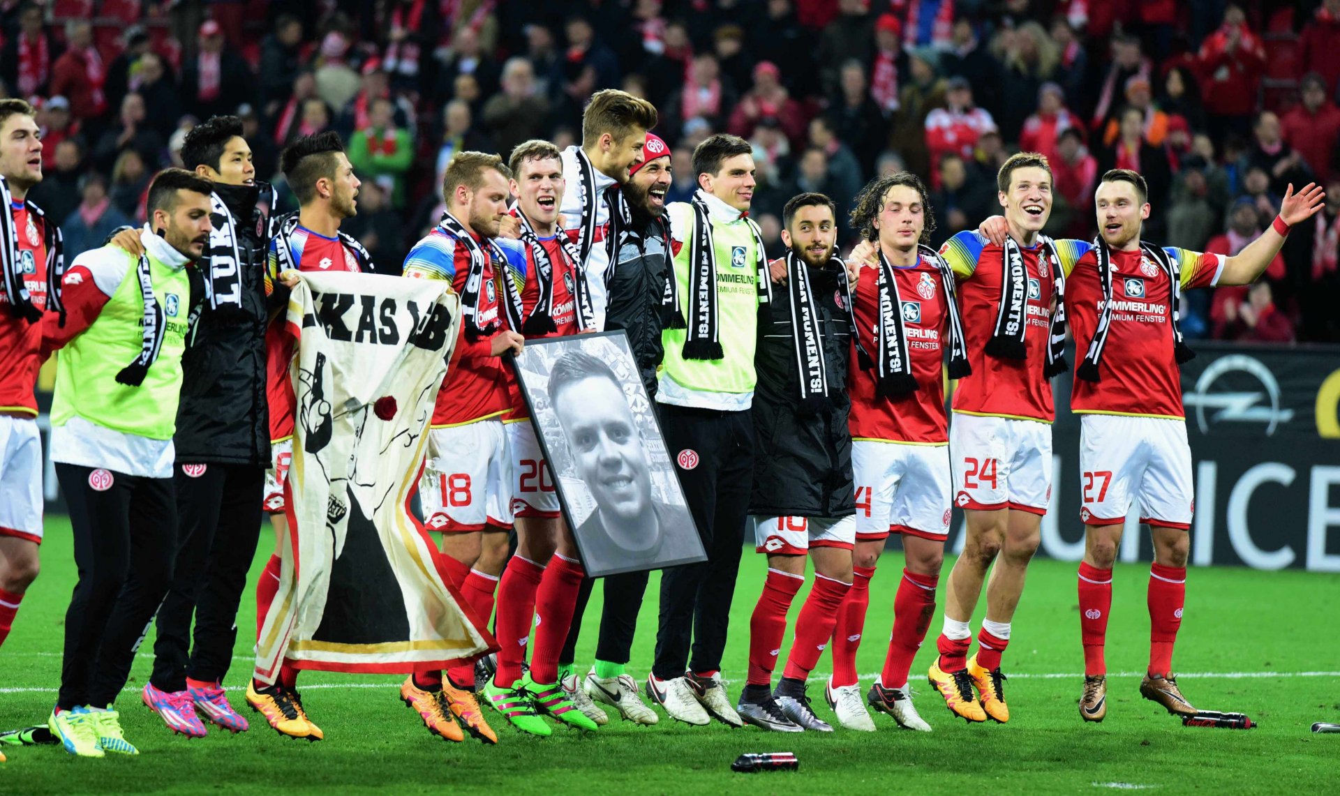 Im Gedenken an einen tödlich verunglückten Ultra-Fan trugen die 05-Spieler beim Feiern mit dem Q-Block ein Bild des Verstorbenen und einen Erinnerungsschal.