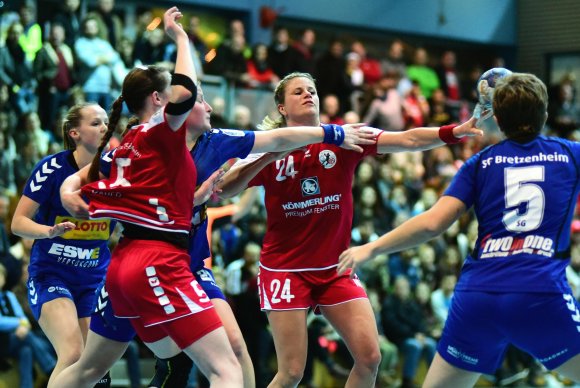 Auf die Option Kreisanspiel auf Janka Bauer (rotes Trikot links) hatte sich die Abwehr der SG Bretzenheim (blaue Trikots v.l.: Katharina Mak, Michelle Chwalek, Kim Quetsch) bald eingestellt. Die Vorteile aus dem Rückraum nutzten Laura Spatz (Mitte) und ihre Mannschaft als Alternative nicht konsequent genug, fand FSG-Trainer Thomas Zeitz.