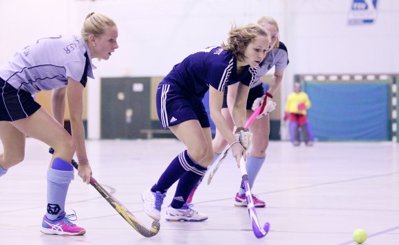 Claudia Amato muss den Ball gegen zwei Münchenerinnen sichern. Die Gäste aus Bayern versuchten ihre Glück durchaus auch in der Offensive.