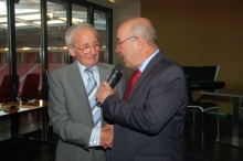 Mit 90 Jahren kein bisschen sportmüde: Friedrich Schwamb (links) holte sich beim Sportbund-Präsident Magnus Schneider sein 50. Sportabzeichen ab.