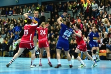 Dank vollbesetzter Halle hatte das Zweitligaderby eine gebührende Kulisse. Lea Schuhknecht kommt für die SG Bretzenheim zum Abschluss.