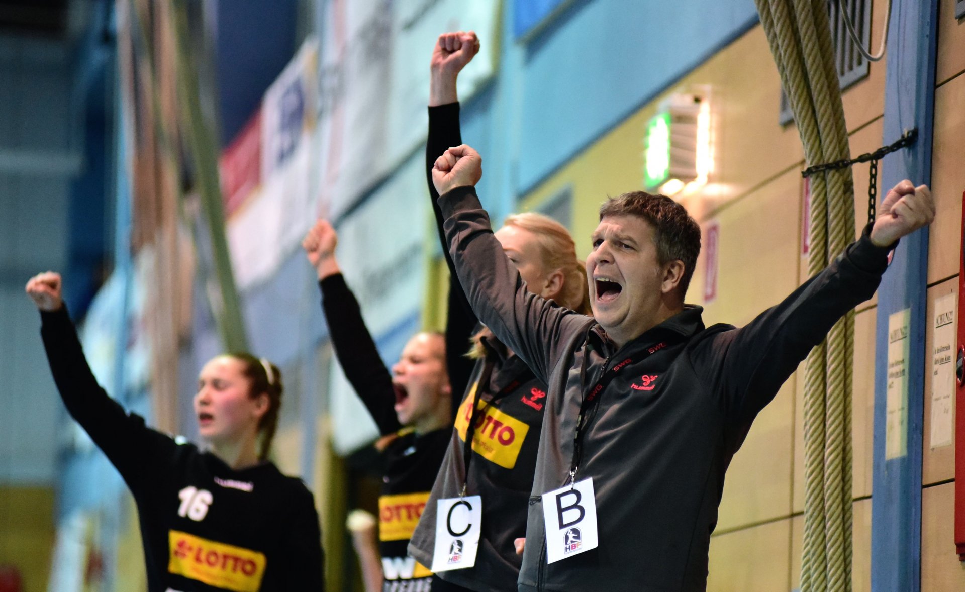 Lange lief die SG TSG/DJK den Führungen der FSG hinterher. Aber dennoch gab es immer mal wieder Grund zum Jubel: Begeistert feiert Piffkowski mit seinen Ersatztorhüterinnen (v.l.) Julia Wenselowski und Laura Pavic sowie Physio Marei Lops eine Parade seiner Torfrau Gina von Gilgenheimb.