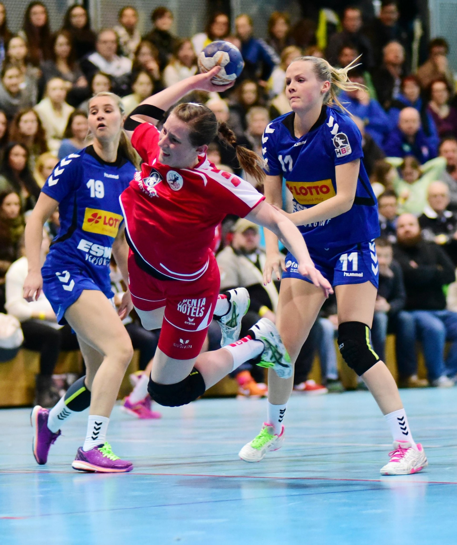 Auf Kreisläuferin Janka Bauer war das Angriffsspiel der FSG zugeschnitten. Allerdings hatte sich die SG darauf vorbereitet und schirmte sie bald besser ab.