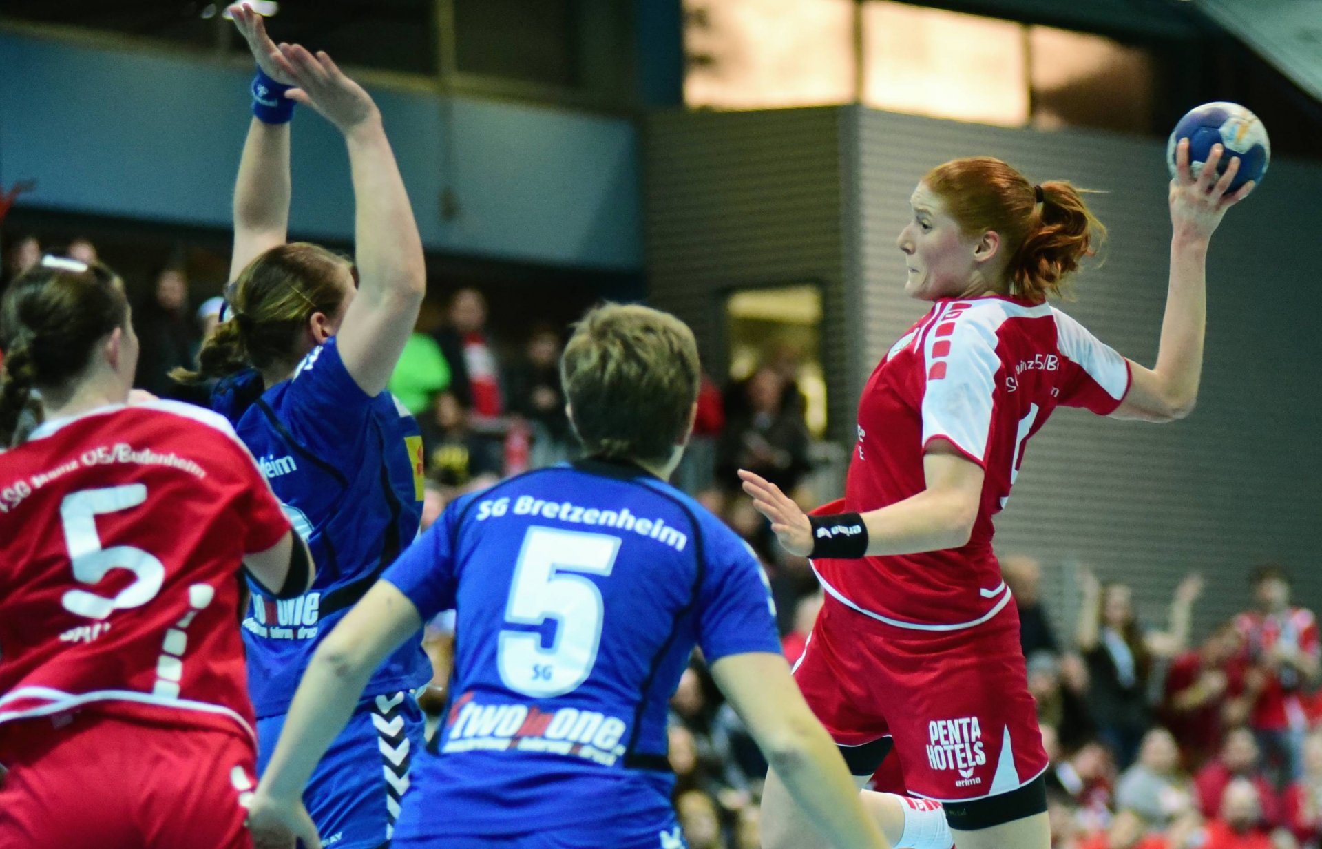 Tamara Heinzelmann traf zunächst für die FSG mit viel Wucht aus dem Rückraum. In der zweiten Halbzeit ließ sie sich durch Misserfolgserlebnisse verunsichern.