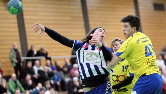Im Duell der Rückraumschützen hat sich Lukas Scheer (l.) gegen Vincent Klug durchgesetzt. Beide kamen im Derby auf sechs Treffer.