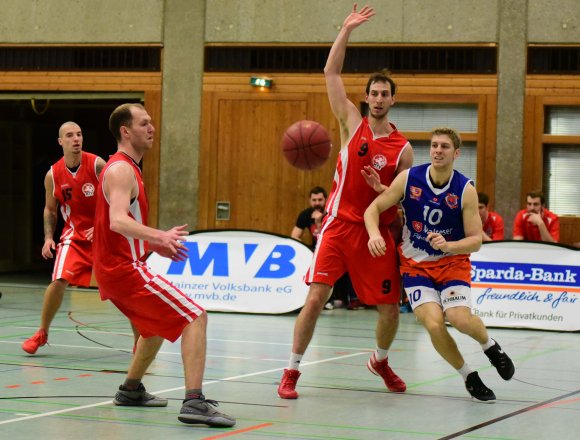 Mit schönen Ballstafetten kombinierten sich die Mainzer (r. Fabian Bahlke) immer wieder unter den Korb...