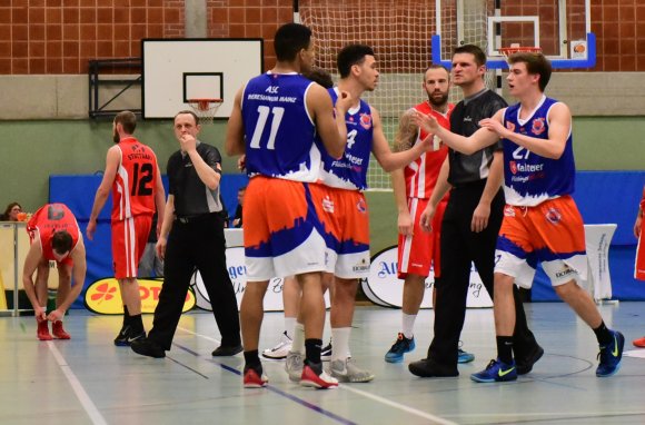 Mit der Leistung der Unparteiischen waren die Mainzer alles andere als zufrieden. Entscheidende Auswirkungen auf den Spielverlauf hatten die (Nicht-)Pfiffe allerdings nicht.