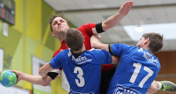 Wieder viel aushalten musste Tino Stumps bei seinen Antritten in Richtung Kreis. Die Merziger Lukas Fischer und Sebastian Klein legen Stumps gerade quer.