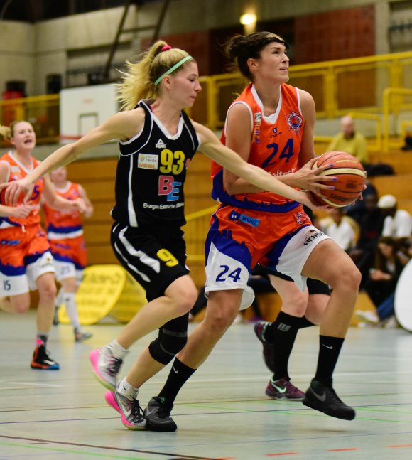 Muss vier bis sechs Wochen pausieren: Katharina Feil (r.).