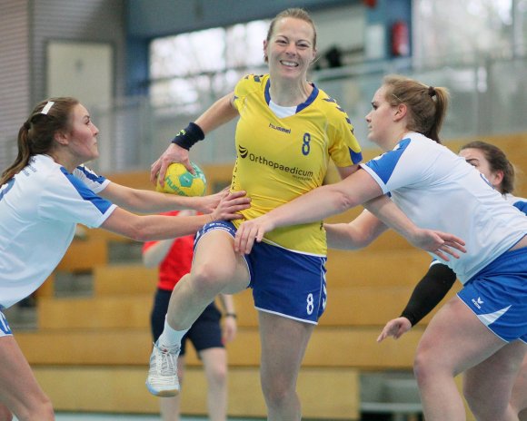 Die Budenheimerinnen Lea Maus (l.) und Dorina Nahm versuchen die Bretzenheimerin Hargitta Hartmann auf dem Weg zum Kreis zu stoppen. Der Routinier war mit sieben Toren, davon fünf von der Siebenmeterlinie, für fast ein Drittel der Bretzenheimer Treffer verantwortlich.