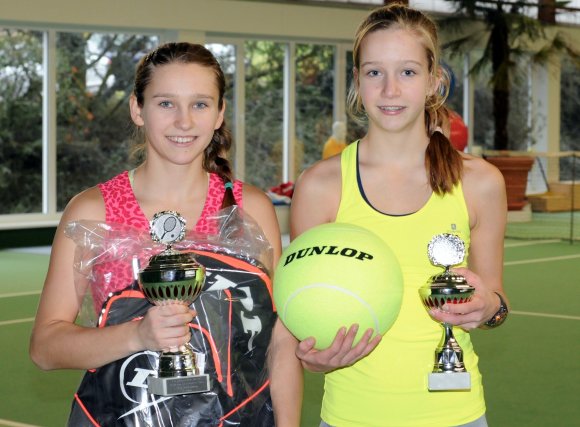 Familienduell: Livia Kraus (l.) setzte sich im Landesfinale der U16/U18 gegen ihre Schwester Sinja durch.
