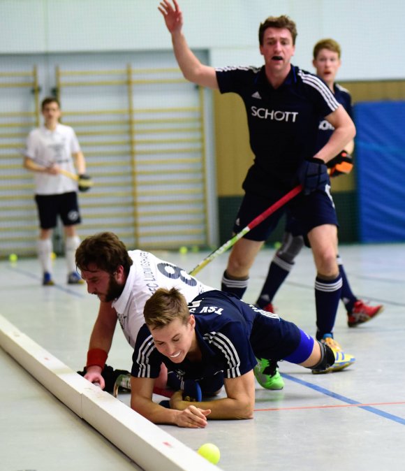 Auch Hallenhockey kann schon mal körperlich werden. Martin Quade (vorne) erfuhr das im Heimspiel gegen den TFC Ludwigshafen. Einmal muss der TSV Schott noch alles geben, dann ist die Hallenrunde 2015/16 mit dem dritten Platz beendet, während das Gästeteam des 1. Hanauer THC in die 1. Regionalliga aufsteigt.