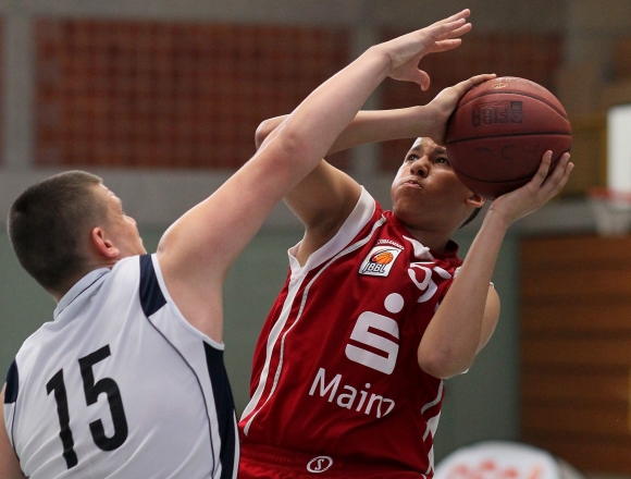 Janik Sheriff (rechts), der Jüngste im aktuellen JBBL-Team der SG RheinHessen, gehört zu den Talenten, um die für die Zukunft etwas aufgebaut werden soll. 