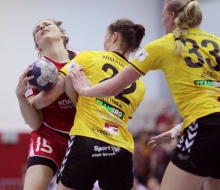 Christine Maric (l.) bleibt an Nele Reimer und Vivien Jäger hängen. In der ersten Halbzeit wusste sich die FSG dem Zugriff der Gästeabwehr durch viel Tempo auch im aufgebauten Angriff zu entziehen. Ab der 40. Minute hingegen kamen die Mainzerinnen kaum noch durch.